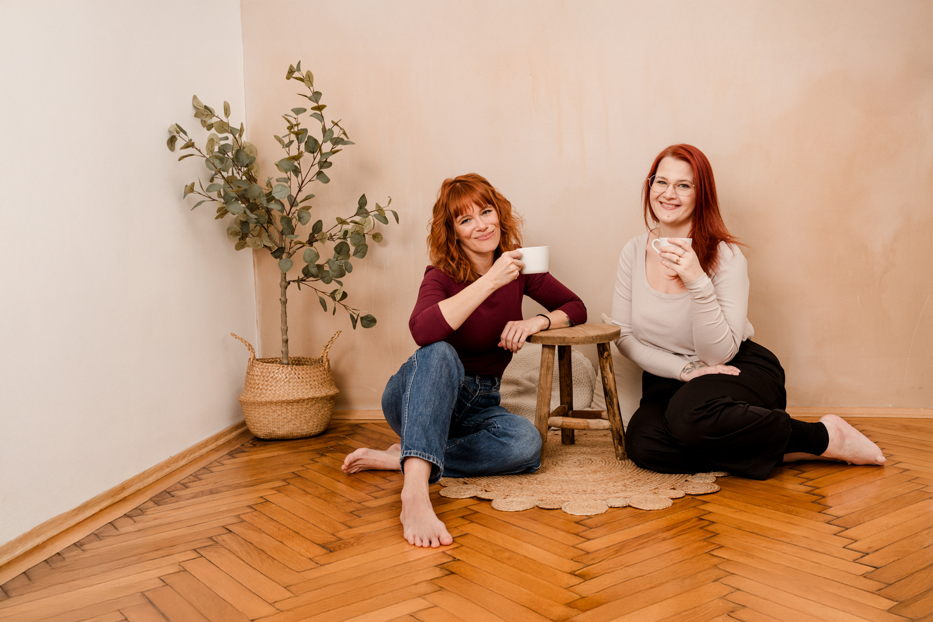 Miriam und Anna sitzen gemütlich beim Kaffee