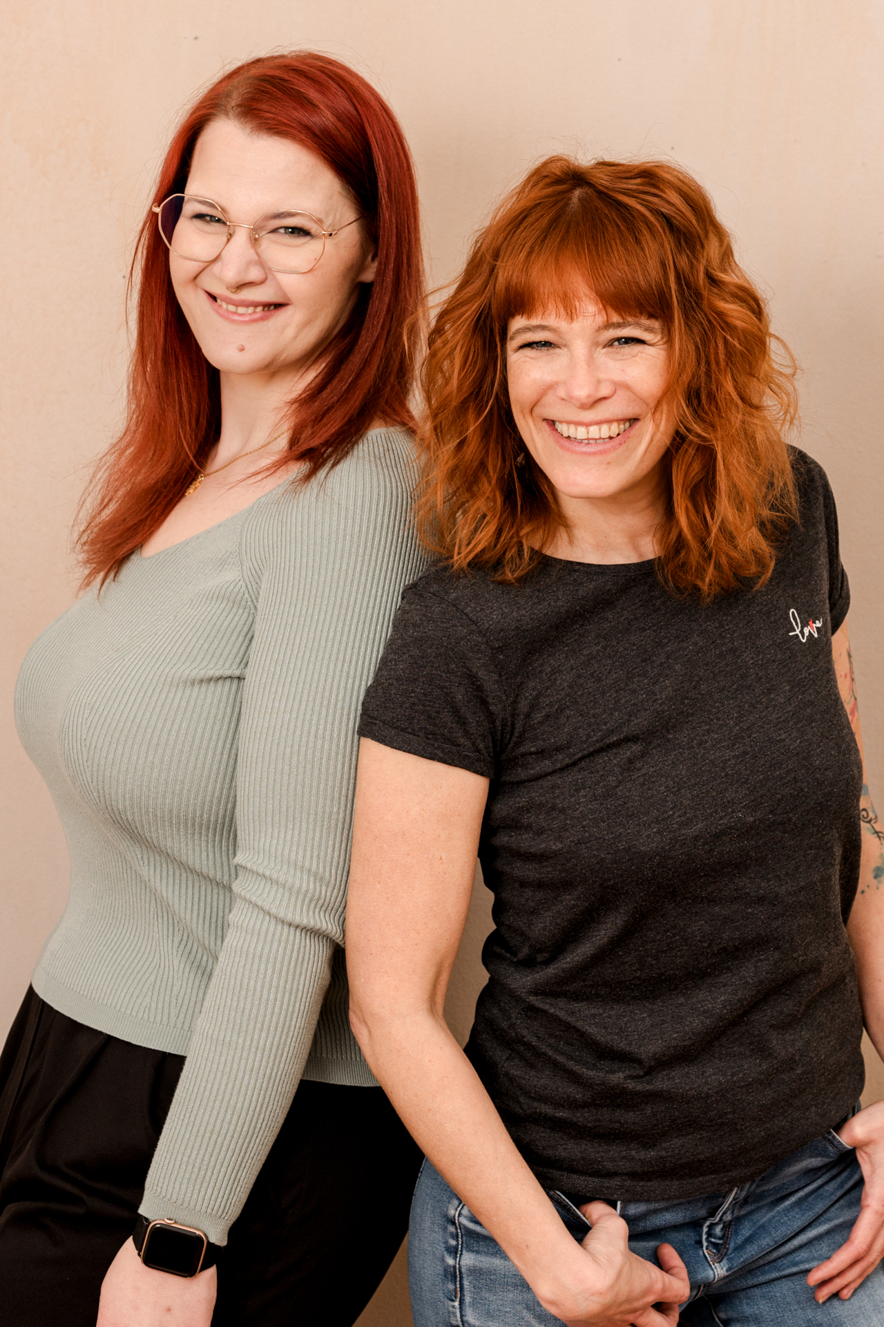 Anna und Miriam stehen Rücken an Rücken