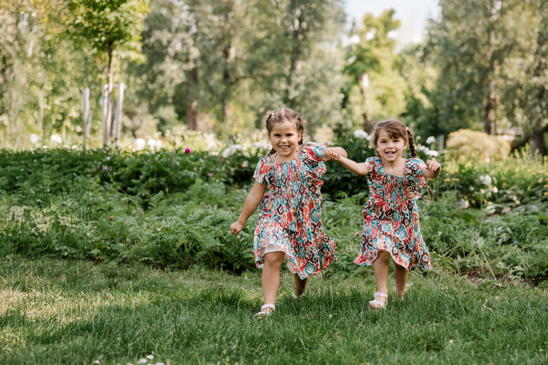 Kinder laufen über Wiese